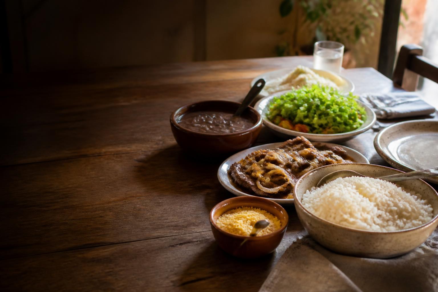 Mesa com refeição caseira brasileira — imagem ilustrativa